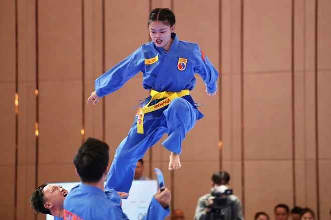 Hoàng Huyên bén duyên với môn taekwondo từ năm học cấp 1. Khi vừa lên cấp 2, cô lại được chọn vào đội bóng ném của trường và có được một số danh hiệu.