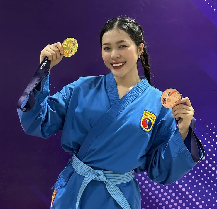 Cô gái quê Vĩnh Long từng giành HCĐ Thái cực đơn đao, HCV Hovilo Games 2022 môn bóng chuyền, HCB Hội khỏe Phù đổng tỉnh Vĩnh Long môn bóng chuyền hai năm liên tiếp 2020 và 2021, giải nhì đối kháng giải taekwondo mở rộng hay giải khuyến khích Hội khỏe Phù Đổng huyện Trà Ôn môn cầu Lông…