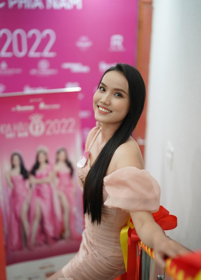 Hồng Vân bắt đầu tập võ từ năm lớp 6 khi mới 12 tuổi và sớm được gọi vào đội tuyển taekwondo tỉnh.