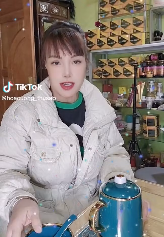 Dù gương mặt có ra sao thì ở hiện tại, cô dâu Thu Sao vẫn rất hạnh phúc bên cạnh chồng trẻ Hoa Cương. Hành động của cả hai ngọt ngào chẳng kém gì lúc mới yêu.