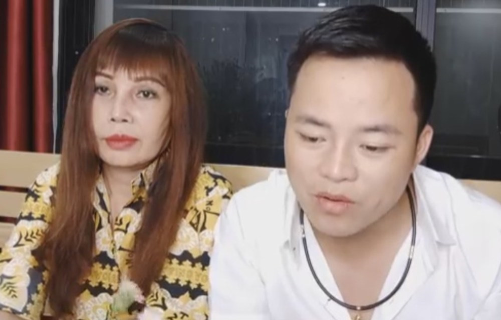 Đáng nói, nhan sắc của cô dâu Thu Sao còn nhanh chóng khiến dân tình chú ý hơn cả. Bởi lẽ, khác với độ tuổi của mình, càng theo thời gian, gương mặt của người phụ nữ này càng thêm phần trẻ hoá.