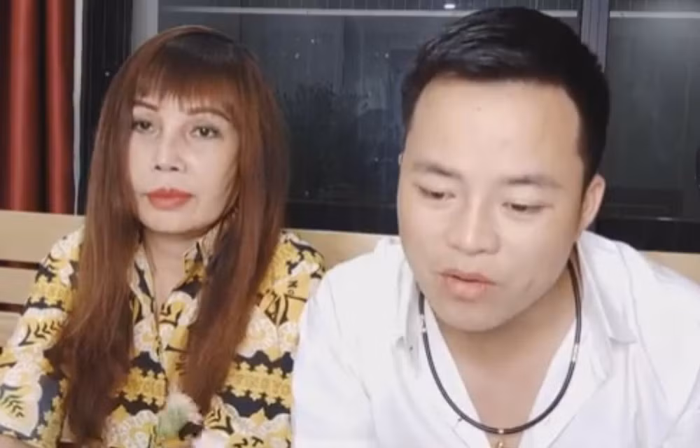 Đáng nói, nhan sắc của cô dâu Thu Sao còn nhanh chóng khiến dân tình chú ý hơn cả. Bởi lẽ, khác với độ tuổi của mình, càng theo thời gian, gương mặt của người phụ nữ này càng thêm phần trẻ hoá.