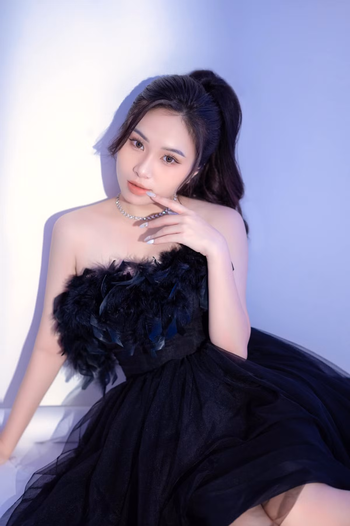 Mỗi phiên live của Mây Bae thường bắt đầu từ 21h30 đến khoảng 1-2h sáng hôm sau. Ngoài ra, cô nàng cũng đi hát ở một số sự kiện, đám cưới,...