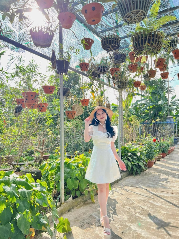 Hiện tại, công việc hàng ngày của Mây Bae là livestream ca hát và giao lưu với cư dân mạng trên nền tảng TikTok.