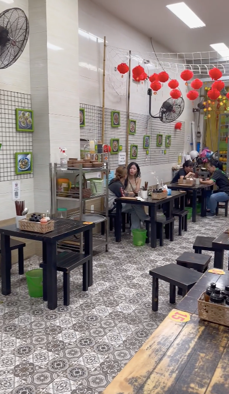 Chưa dừng lại ở đó, để giải thích cho nhận xét của Hà Linh về việc giá 1 suất bún đậu có phần đắt đỏ hơn so với mặt bằng chung, Trang Trần cũng giãi bày, chia sẻ về vấn đề này: "Thật sự quận 1 nhân sự đi làm nếu đi xe máy thì gửi xe 300k/1 tháng, nếu ở lại phòng trọ rẻ nhất trong ngõ 2,5- 3 triệu/1 phòng chưa điện nước. Nói chung quận 1 đắt đỏ. Em nuôi nhân viên ở lại hay trả tiền thuê trông xe tháng các em cũng căng. Tiền ăn của các em vật giá mua bán quận 1 đắt ạ. Em cũng hiểu không thể chia sẻ hết để mọi người hiểu. Cho nên, nếu ủng hộ em cám ơn. Không cũng không có gì. Chứ em không phải loại không hiểu biết. Nếu nói sai thì 10 Hà Linh cũng không bao giờ phải nhịn. Người ta nói đúng phải công nhận. Mai bắt treo túi nước đuổi ruồi ạ."