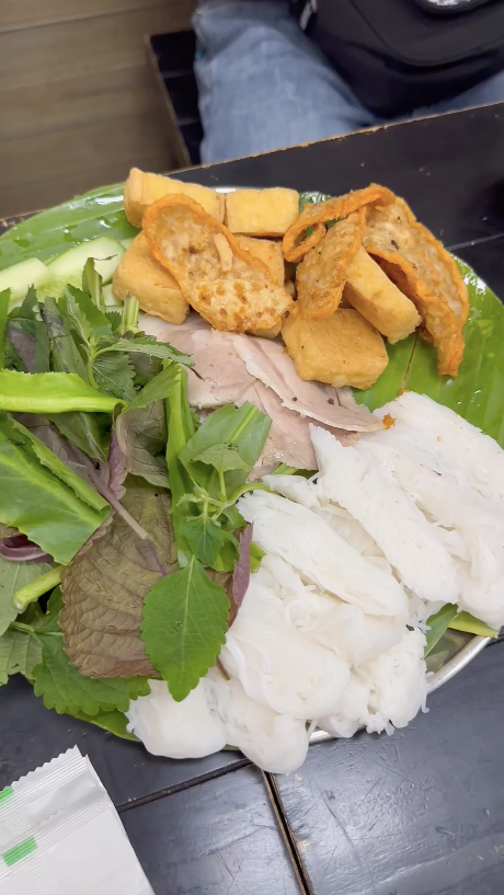 Khi tới quán, Võ Hà Linh đã gọi 1 suất bún đậu truyền thống có giá 75 nghìn đồng và 1 phần bún đậu đặc biệt giá 105 nghìn đồng. Theo đánh giá của hiện tượng mạng, 2 suất bún đậu tuy đầy đặn, nhưng giá lại có phần hơi cao.