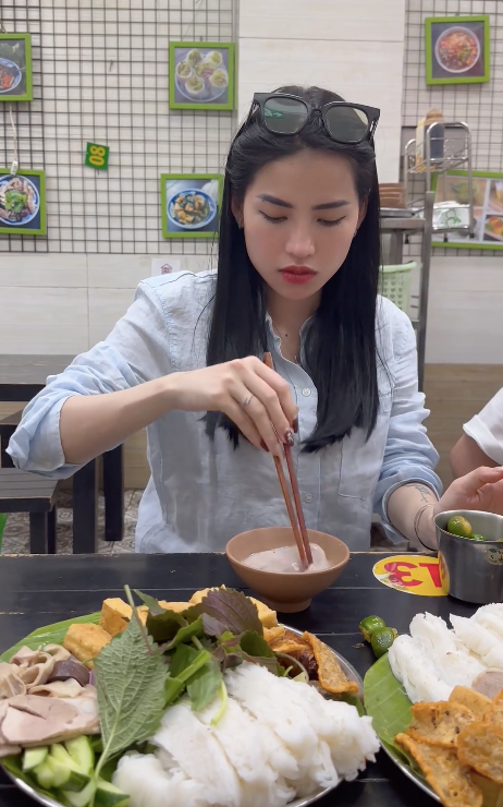 Nhận xét chi tiết về món ăn, "chiến thần" Hà Linh cảm nhận bún mềm, đậu được rán giòn, đây cũng là 2 điểm mà cô ưng ý nhất khi thưởng thức món ăn này.