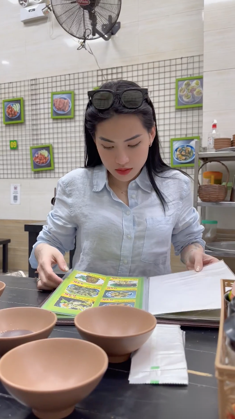 Mới đây nhất, "chiến thần review" Võ Hà Linh lại tiếp tục có màn đánh giá "gây bão" khi đến ăn tại quán bún đậu nổi tiếng Sài thành của cựu người mẫu Trang Trần.