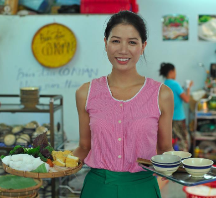 Theo đó, ngay từ đầu video, Hà Linh chia sẻ cô tìm đến quán bún đậu của Trang Trần để thưởng thức món ăn ngon và hoàn toàn không có ý định cố tình tạo drama.