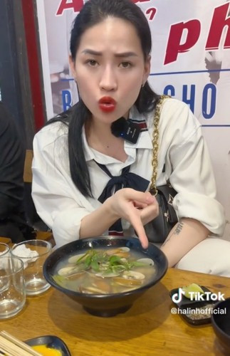 Lần sau e đến dặn nhân viên là: cắt chả cốm dày nhé. Còn về giá thì dĩ nhiên mọi thứ quận 1 nó sẽ khác với quận xa trung tâm về cả nhân sự hay mặt bằng cho nhân viên ăn ở lại. Cảm ơn em khen bún và đậu nhà chị." Cựu người mẫu nói thêm.