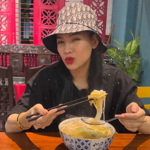 Vốn được biết đến là người thẳng thắn, nhiều người đã e ngại Trang Trần sẽ phản ứng "gắt" khi quán được nhận xét bán giá cao, nóng, và nhiều ruồi,... Thế nhưng, cựu người mẫu đã bình tĩnh để đáp trả những nhận xét từ khách hàng: "Cảm ơn em ủng hộ quán chị. Riêng phần chả cốm thì rất nhiều người khách quen lại thích ăn chả cốm mỏng. Tuy nhiên chị cũng thấy ăn dày ngon hơn nhưng vì khách quen ăn mỏng...