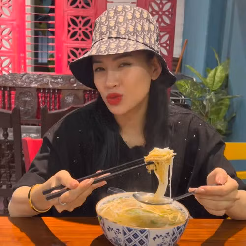 Vốn được biết đến là người thẳng thắn, nhiều người đã e ngại Trang Trần sẽ phản ứng "gắt" khi quán được nhận xét bán giá cao, nóng, và nhiều ruồi,... Thế nhưng, cựu người mẫu đã bình tĩnh để đáp trả những nhận xét từ khách hàng: "Cảm ơn em ủng hộ quán chị. Riêng phần chả cốm thì rất nhiều người khách quen lại thích ăn chả cốm mỏng. Tuy nhiên chị cũng thấy ăn dày ngon hơn nhưng vì khách quen ăn mỏng...