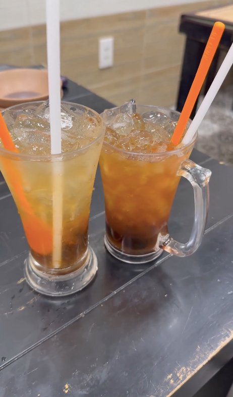 Sau khi đã thưởng thức xong món ăn, như thường lệ Hà Linh sẽ đưa ra đánh giá tổng quan của riêng mình và cho điểm chất lượng. Với quán bún đậu của cựu người mẫu Trang Trần, cô nàng chấm một số điểm khá khiêm tốn chỉ 6,5/10 điểm.