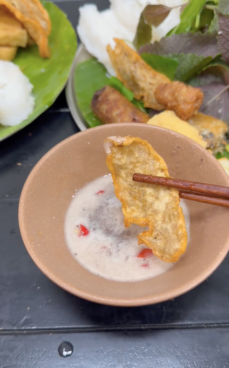 Tuy nhiên, chả cốm được cô cho là khá mỏng, chính vì thế không được thơm và dẻo như thông thường, phần thịt luộc Hà Linh cũng cho rằng không được tươi.