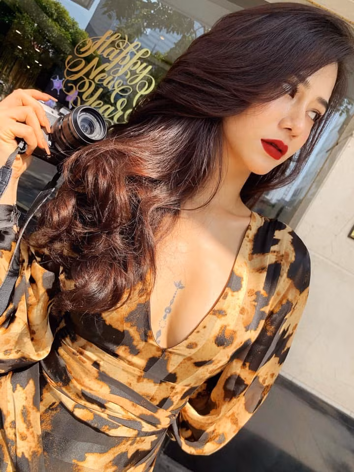 Để cho ra đời những bức hình đẹp, Ngọc Bích còn bất chấp thời tiết giá rét để khoác lên người bộ trang phục mỏng tang.