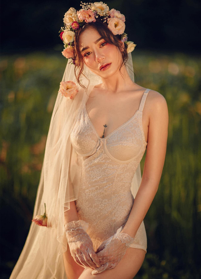 Nhờ lợi thế gương mặt xinh đẹp, cùng vóc dáng bốc lửa, Ngọc Bích thường xuyên chưng diện những thiết kế táo bạo, khoe tối đa hình thể gợi cảm.