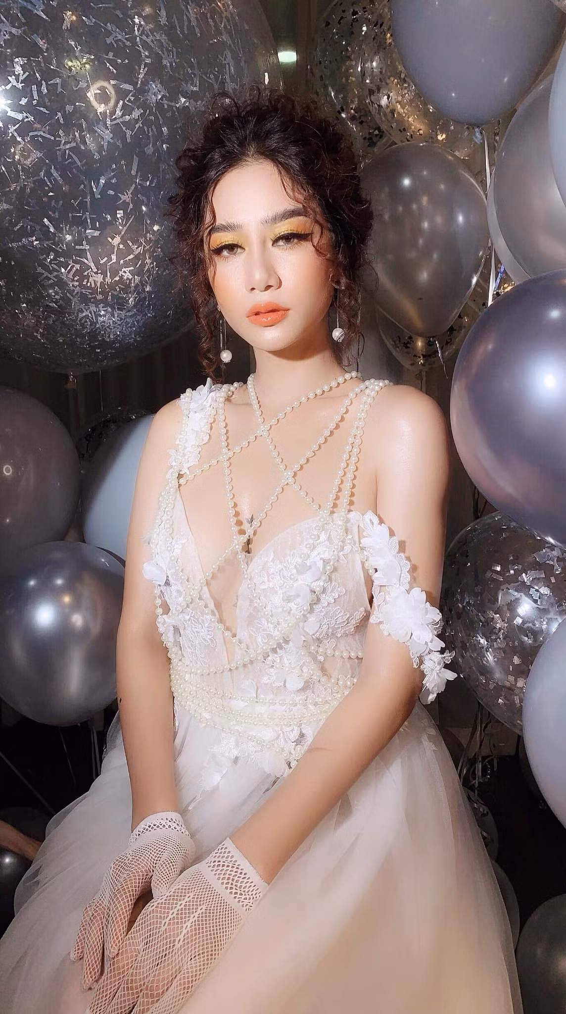 Ngoài bikini, Ngọc Bích còn chuộng diện những thiết kế váy áo mỏng manh, chất liệu lụa, nuông chiều đường cong cơ thể.