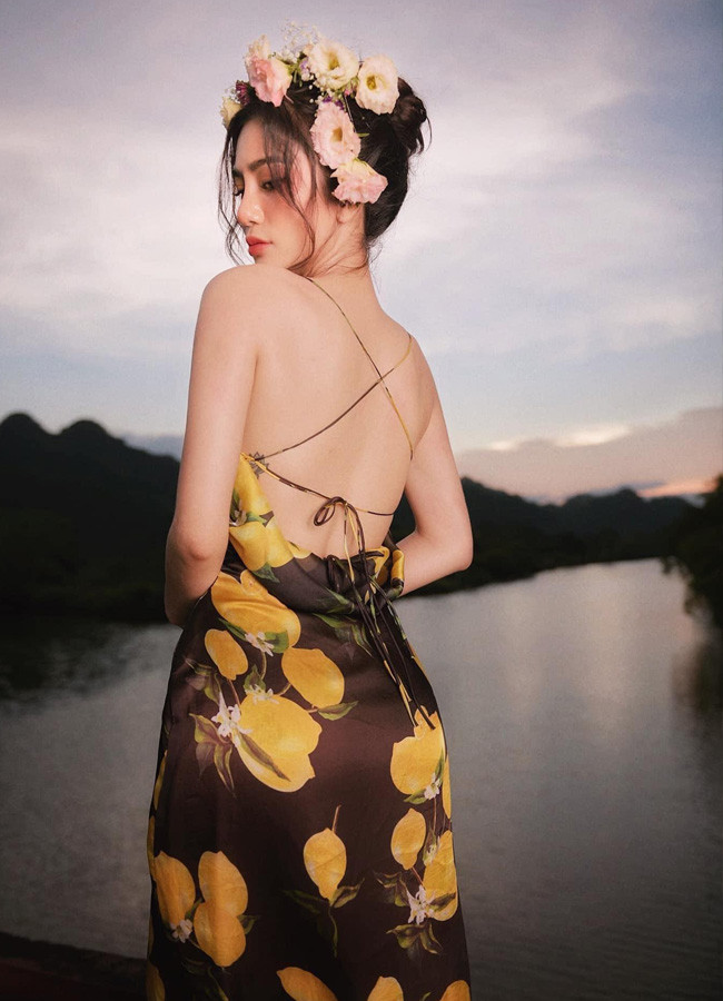 Diện nội y cưới giữa thiên nhiên, Ngọc Bích để lộ đường cong nữ tính đẹp như tuyệt tác.