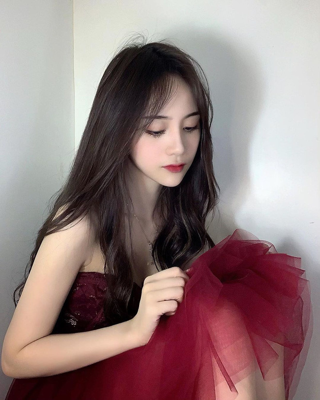 Ngọc Duyên cho hay, cô chú trọng làm sạch da và dưỡng ẩm sâu, khi có thời gian, cô ưu tiên dùng những sản phẩm dưỡng da tự nhiên.