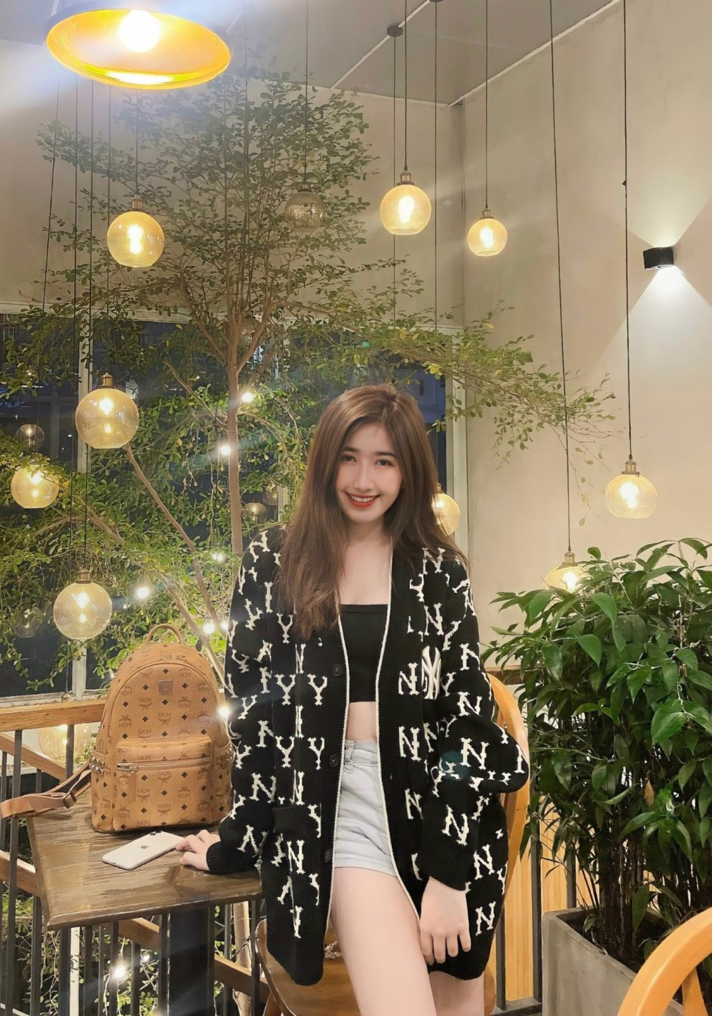 Tuy vậy, điều khiến Ngọc Duyên tự ti nhất không phải là gu ăn mặc mà là làn da đen đúa. Cô đen đến độ bị mọi người ví như "viên than", "cột nhà cháy". Những lời chê bai của mọi người khiến gái xinh khi ấy tổn thương rất nhiều nhưng không có cách nào đáp trả.