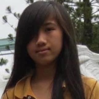 Ngọc Duyên sinh ra trong một gia đình khó khăn, tuổi dậy thì không có điều kiện chăm chút ngoại hình, ăn mặc điệu đà như bạn bè cùng trang lứa. Nữ streamer vẫn nhớ, lên cấp 3 cô vẫn chưa biết đến hộp phấn, thỏi son, trang phục thường ngày đều là những chiếc áo phông giản dị và đồng phục lớp.