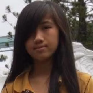 Ngọc Duyên sinh ra trong một gia đình khó khăn, tuổi dậy thì không có điều kiện chăm chút ngoại hình, ăn mặc điệu đà như bạn bè cùng trang lứa. Nữ streamer vẫn nhớ, lên cấp 3 cô vẫn chưa biết đến hộp phấn, thỏi son, trang phục thường ngày đều là những chiếc áo phông giản dị và đồng phục lớp.