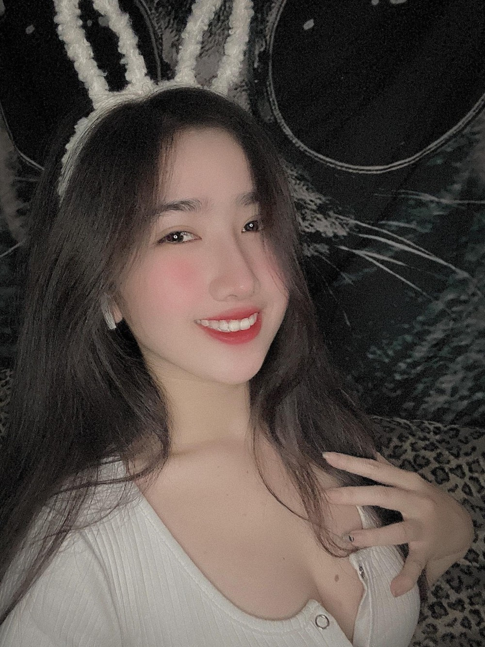 18 tuổi, khi phải nghỉ học, bước ra "trường đời" bươn chải, Ngọc Duyên hiểu mình cần thay đổi. Và điều đầu tiên cô nghĩ đến là cải thiện nhan sắc.