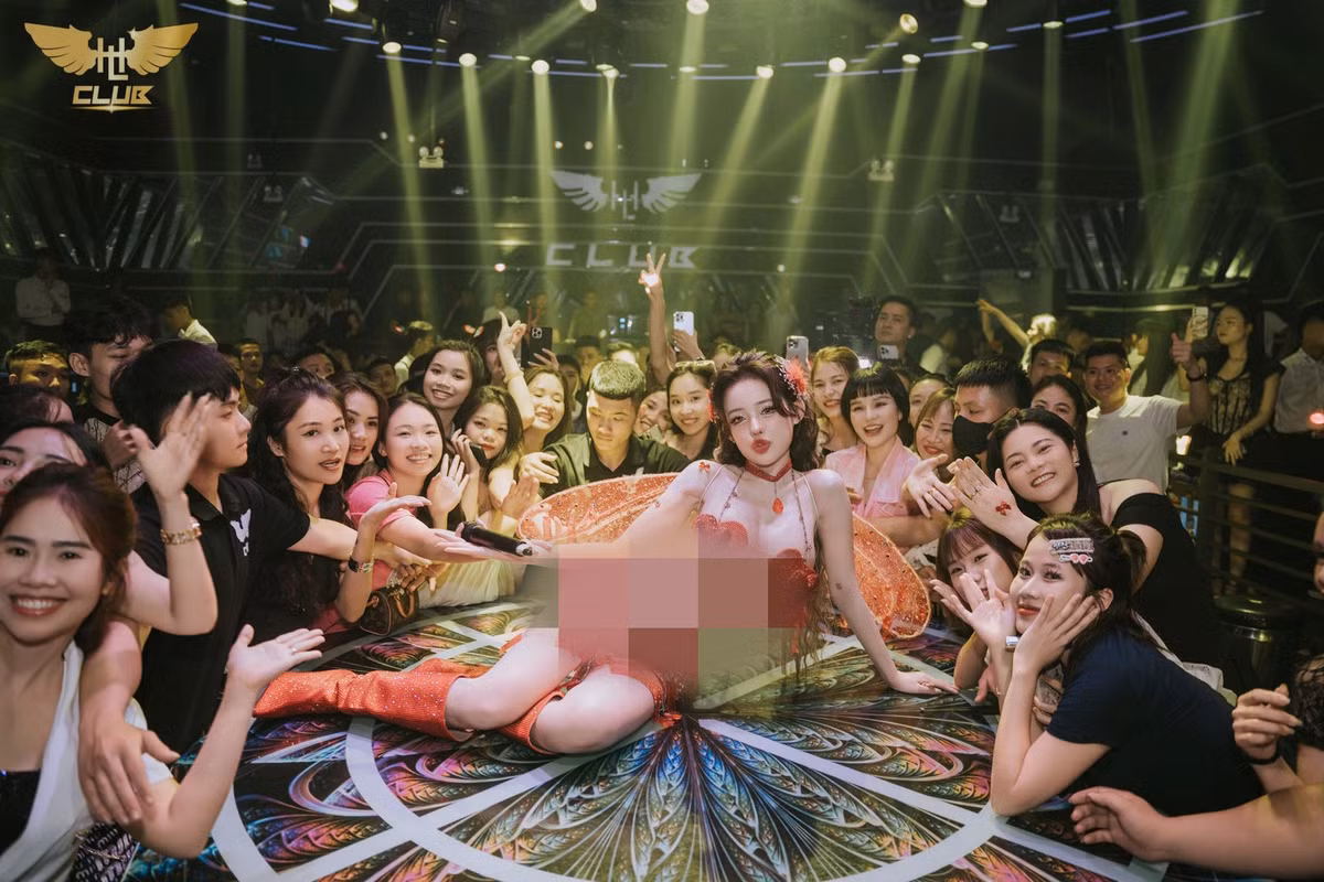 Chính nhờ việc đắt show, thu nhập của Ngân 98 từng khiến bao người choáng váng. Có lần cô khoe số tiền được "tip" sau 1 đêm diễn lên tới gần 100 triệu đồng.