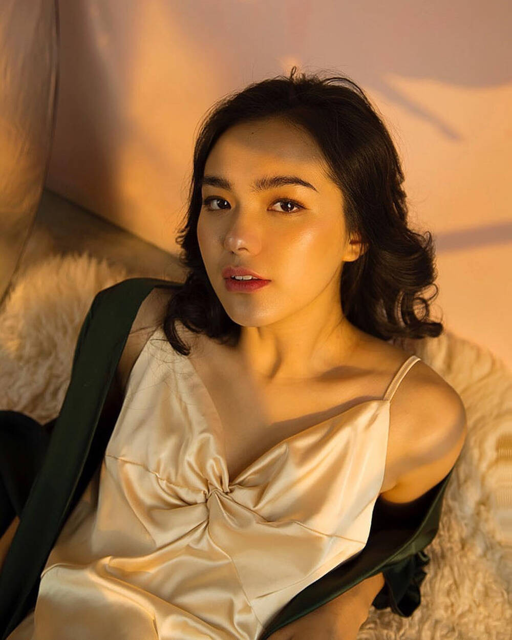 Có lẽ ngoài việc tiểu thư hoàn thiện nhan sắc thì góc chụp cũng như cách chọn trang phục dạo gần đây, cũng là yếu tố đắc lực giúp Thiên Trang trong việc thu hút ánh nhìn người đối diện.