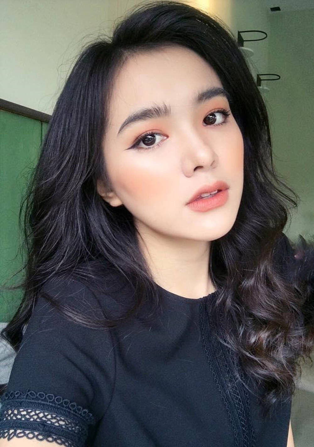 Cũng là khoe vóc dáng nuột nhưng Thiên Trang của hiện tại có phần táo bạo hơn.