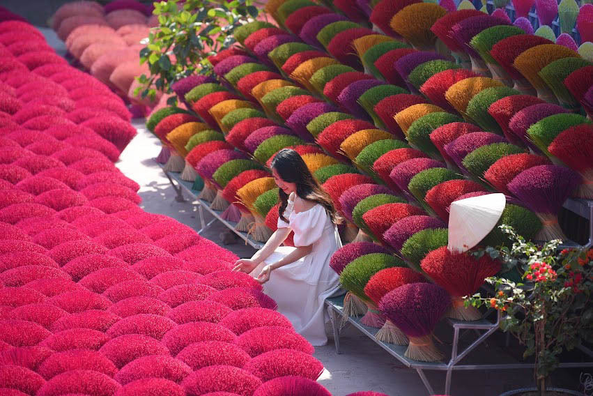 Đến đây, du khách được dịp đi dạo khắp các thôn làng để ngắm những “đóa hương” to lớn và chụp thật nhiều ảnh đẹp.