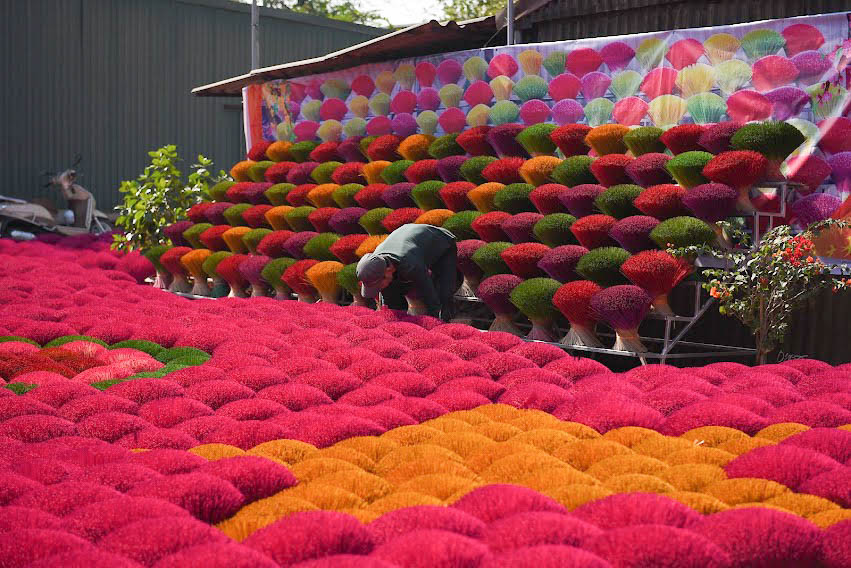 Những sân nhà của làng hương Quảng Phú Cầu, những bó tăm hương được bó lại với kích thước lớn, đầu chụm vào nhau và chân xòe tròn đều như hoa đang nở.