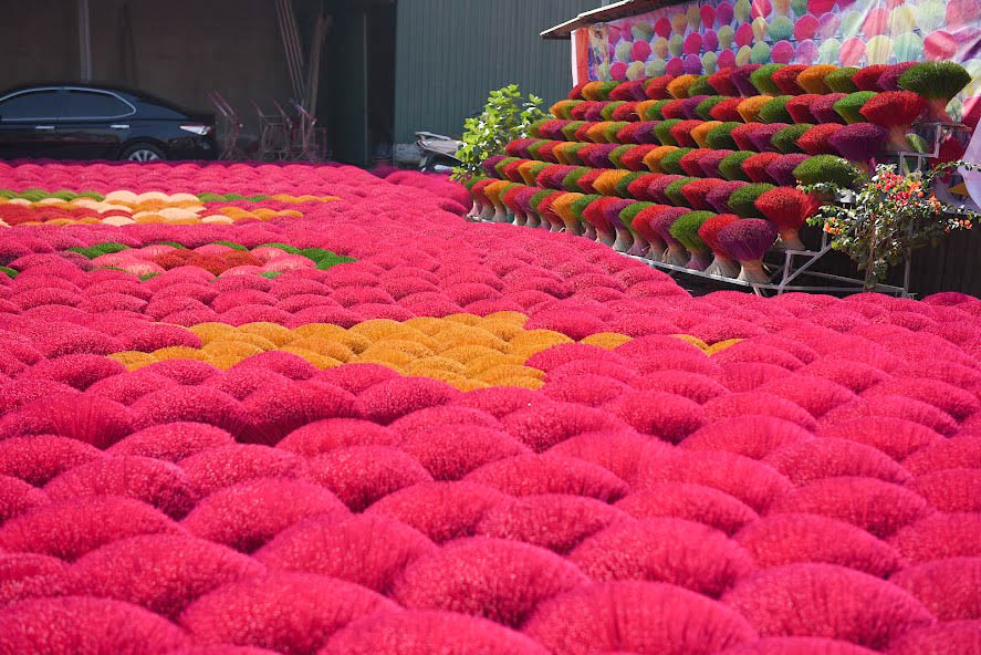 Đến thăm làng hương Quảng Phú Cầu là cơ hội để du khách tìm hiểu về nghề sản xuất tăm hương truyền thống và chụp thật nhiều bức ảnh check in độc đáo.