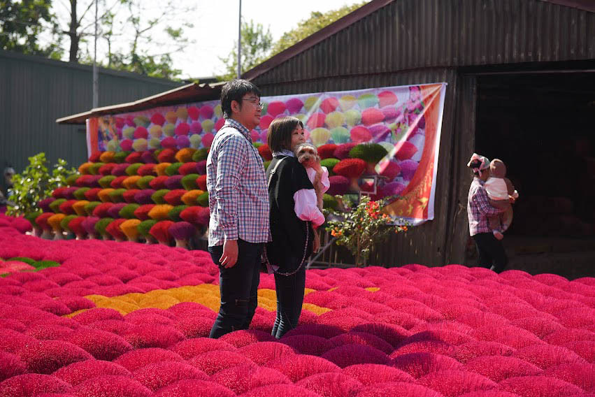 Hương ở Quảng Phú Cầu là loại hương màu vàng và đỏ - màu sắc may mắn của phương Đông nên rất đẹp và nổi bật. Vì thế, làng hương này trong nhiều năm liền là nơi các nhiếp ảnh gia trong và ngoài nước đến chụp ảnh.