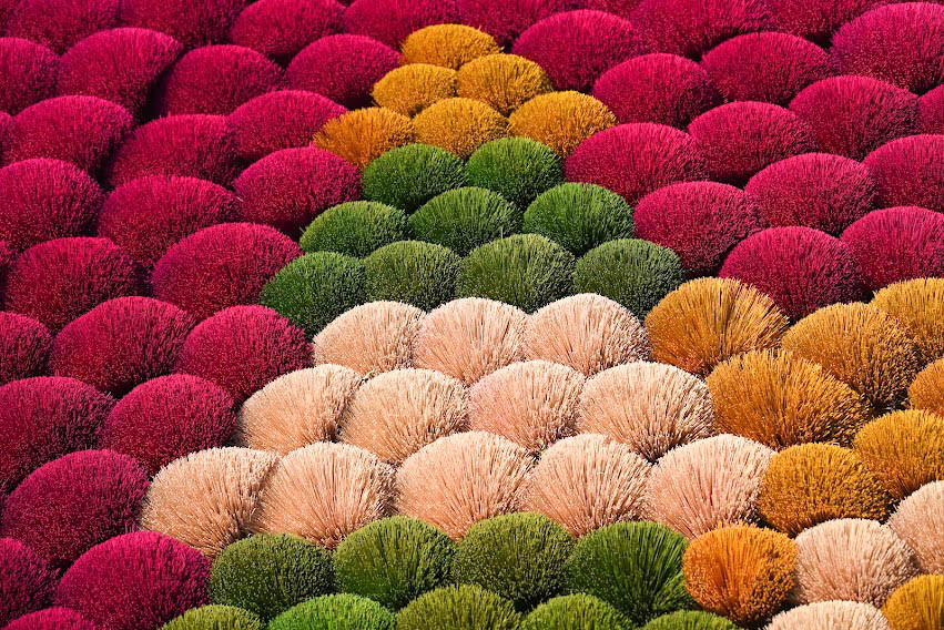 Ngay từ những bước chân đầu tiên đến làng hương thuộc địa phận Hà Nội này, du khách đã bắt gặp một nhịp sống tất bật của những người dân nơi đây.