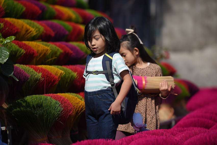 Chính vì khung cảnh quá đỗi đẹp mắt và độc đáo mà làng hương Quảng Phú Cầu trở thành làng nghề truyền thống ở Hà Nội thu hút đông đảo du khách trong và ngoài nước thường xuyên ghé thăm.