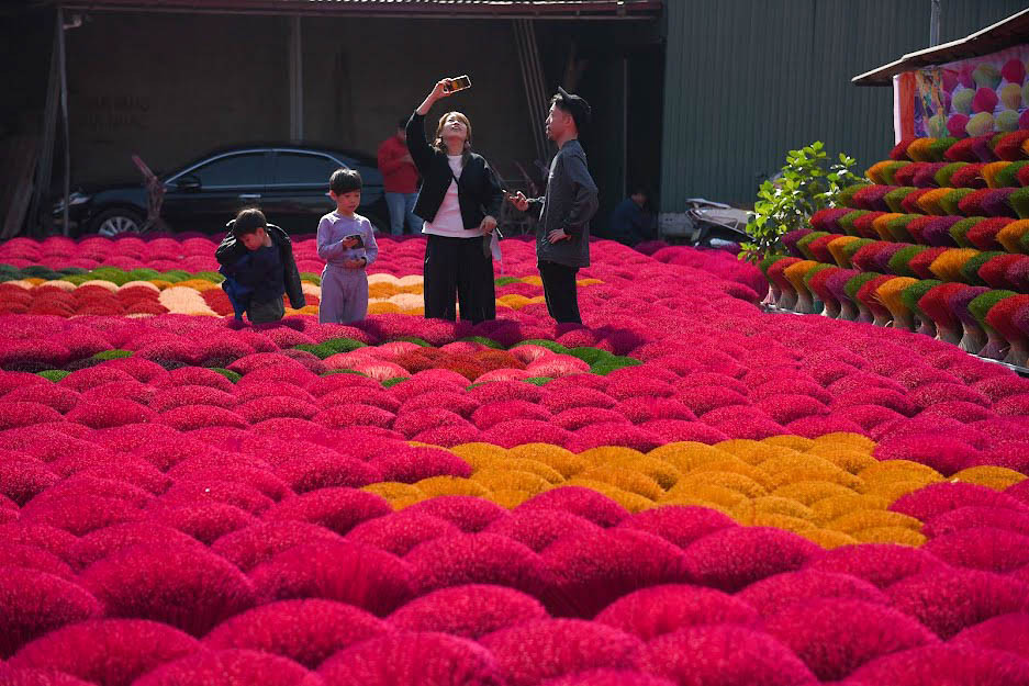 Ở làng hương Quảng Phú Cầu, người dân tận dụng các sân nhà, sân đình, những bãi đất trống để phơi hương, tạo nên một khung cảnh vô cùng ấn tượng.