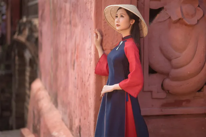 Ngoài thời gian học tập và tích cực tham gia các hoạt động của Đoàn trường, Quế Anh còn làm người mẫu áo dài tại Huế.