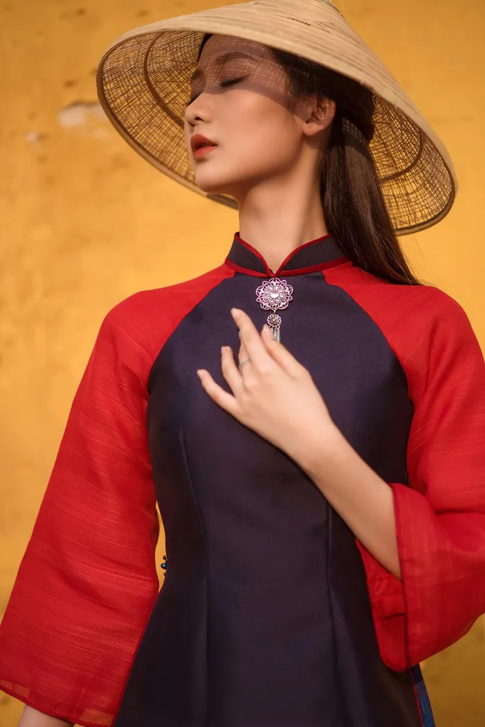 Mới đây trên trang cá nhân của mình, Quế Anh khiến nhiều người phải trầm trồ khi khoe những bức ảnh diện áo dài đẹp mê hồn.