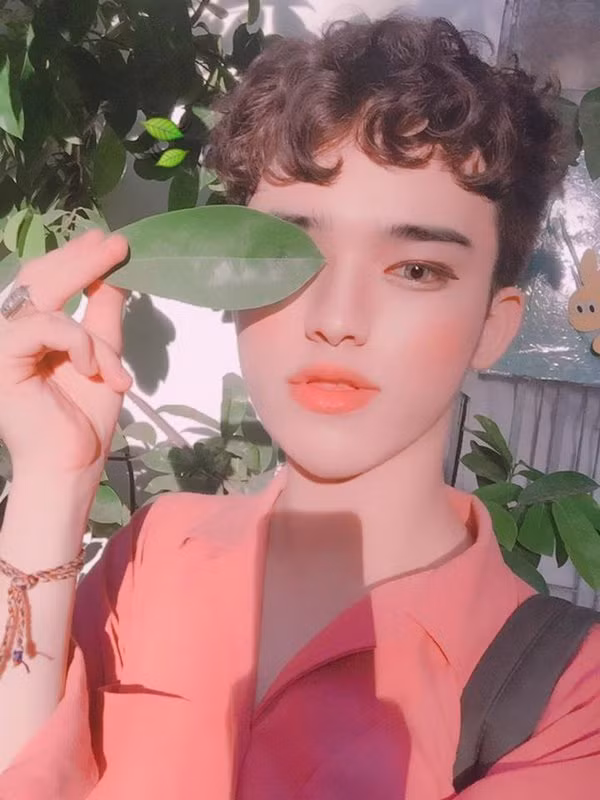 Ngoài những phát ngôn cực mạnh gây xôn xao, thảm họa mạng Trần Đức Bo còn chuyển sang đăng ảnh chế, make up cho giống người nổi tiếng.