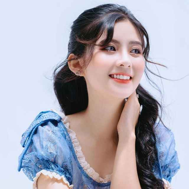 Sau 4 năm, Quỳnh Trang không có nhiều thay đổi về phong cách. Cô nàng vẫn trung thành với gu ngọt ngào, nữ tính, phù hợp với tính cách nhẹ nhàng, bay bổng của cô.