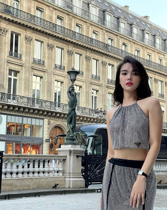 Sau khi tốt nghiệp cấp ba, Thiên Trang theo học ngành Marketing của trường Đại học Swinburne Việt Nam. Cô từng một lần nữa nổi tiếng bởi hình ảnh bị chụp lén trong thư viện. Vẻ đẹp mộc mạc không kém phần quyến rũ của cô gái mang ba dòng máu được khen ngợi hết lời.