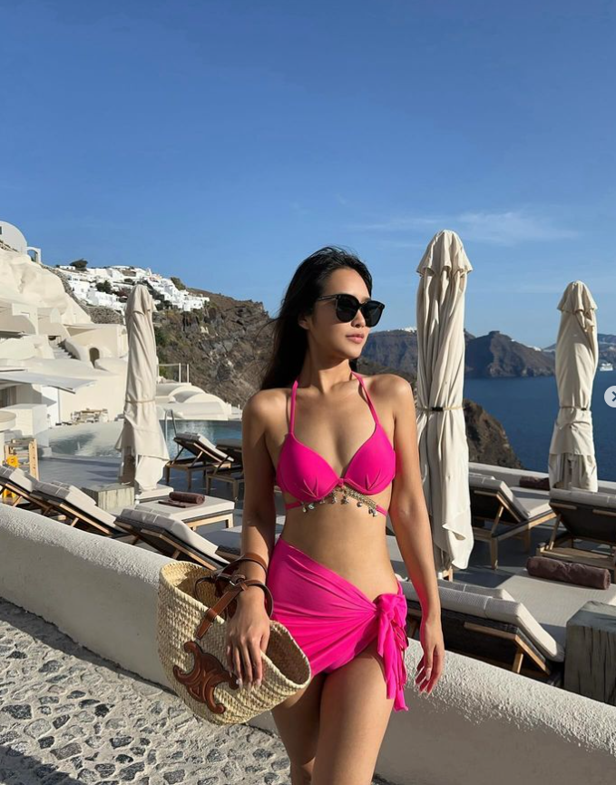 Cuối cùng, Bivi Vũ gửi lời xin lỗi đến Hồng Thanh, cô chia sẻ: “Đây là lỗi của riêng mình, và mình xin chịu trách nhiệm hoàn toàn về không hề liên quan gì đến anh Thanh. Mình xin lỗi đã làm ảnh hưởng đến những người xung quanh và anh Hồng Thanh”.