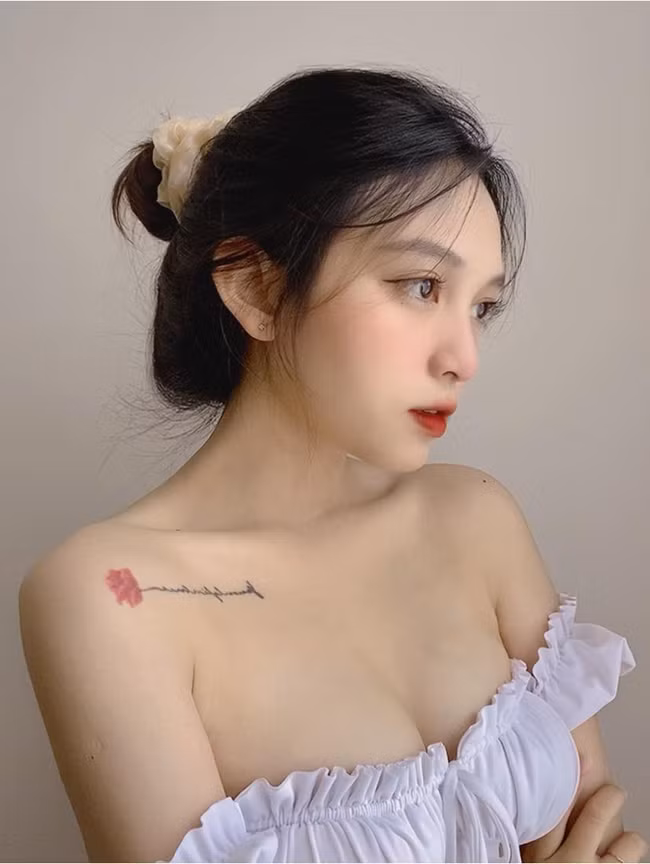 Khánh Linh sở hữu dàn da trắng sứ. Bên cạnh đó, nét đẹp trầm buồn của gái xinh Gia Lai thu hút sự chú ý của nhiều người.