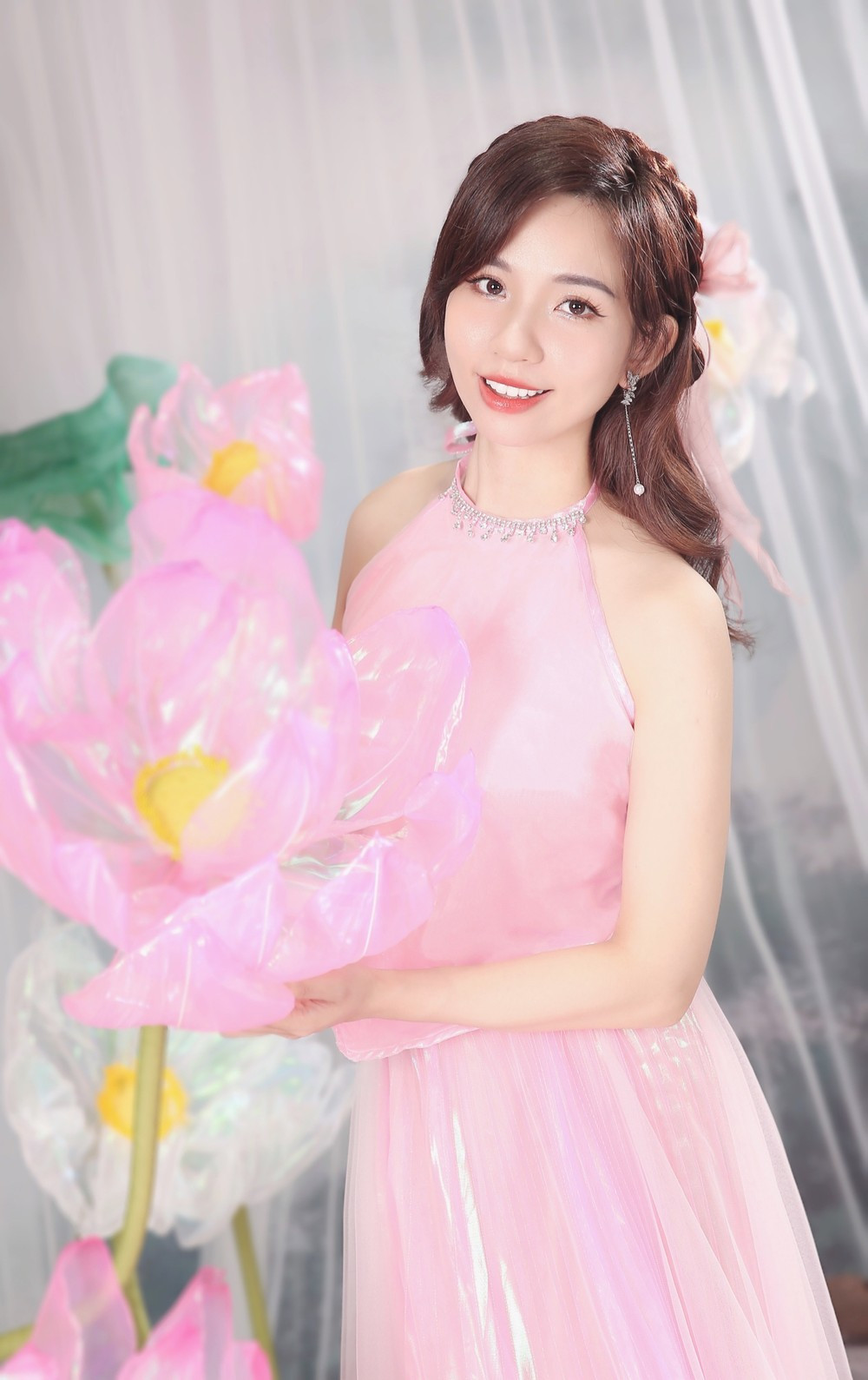 Chia sẻ về bộ ảnh hóa thân thành Hằng Nga, nàng Á khôi bày tỏ: “Khi còn nhỏ, Mivi Diễm Anh rất thích đi chơi Trung Thu. Mình vẫn nhớ những hình ảnh phố Hàng Mã ở Hà Nội, mỗi dịp Trung Thu đều sẽ rất nhộn nhịp tấp nập, khắp con phố Hàng Mã được treo nhiều đèn lồng nhiều màu sắc, đẹp mắt...