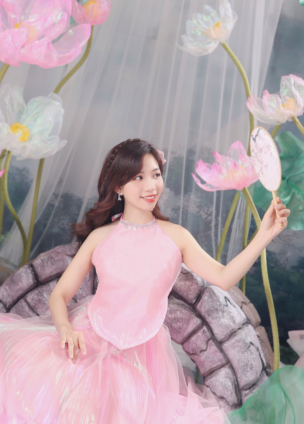 Và hay được ba mẹ chở đến đây mua đồ chơi như là lồng đèn, mặt nạ, vương miện. Ước mơ hồi nhỏ được hóa thân thành công chúa hay chị Hằng Nga xinh đẹp. Nhân dịp Trung Thu này, khi có thời gian và cơ hội, mình đã thực hiện bộ ảnh này để ghi lại làm kỷ niệm và cũng là muốn thực hiện những điều mà hồi bé vẫn muốn làm”. Mivi Diễm Anh cho biết thêm.