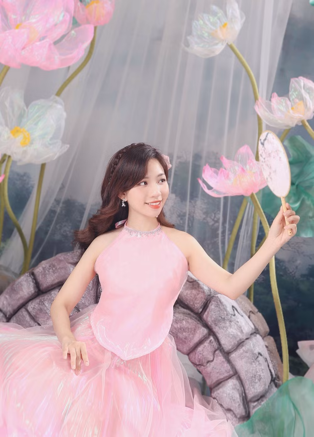 Và hay được ba mẹ chở đến đây mua đồ chơi như là lồng đèn, mặt nạ, vương miện. Ước mơ hồi nhỏ được hóa thân thành công chúa hay chị Hằng Nga xinh đẹp. Nhân dịp Trung Thu này, khi có thời gian và cơ hội, mình đã thực hiện bộ ảnh này để ghi lại làm kỷ niệm và cũng là muốn thực hiện những điều mà hồi bé vẫn muốn làm”. Mivi Diễm Anh cho biết thêm.