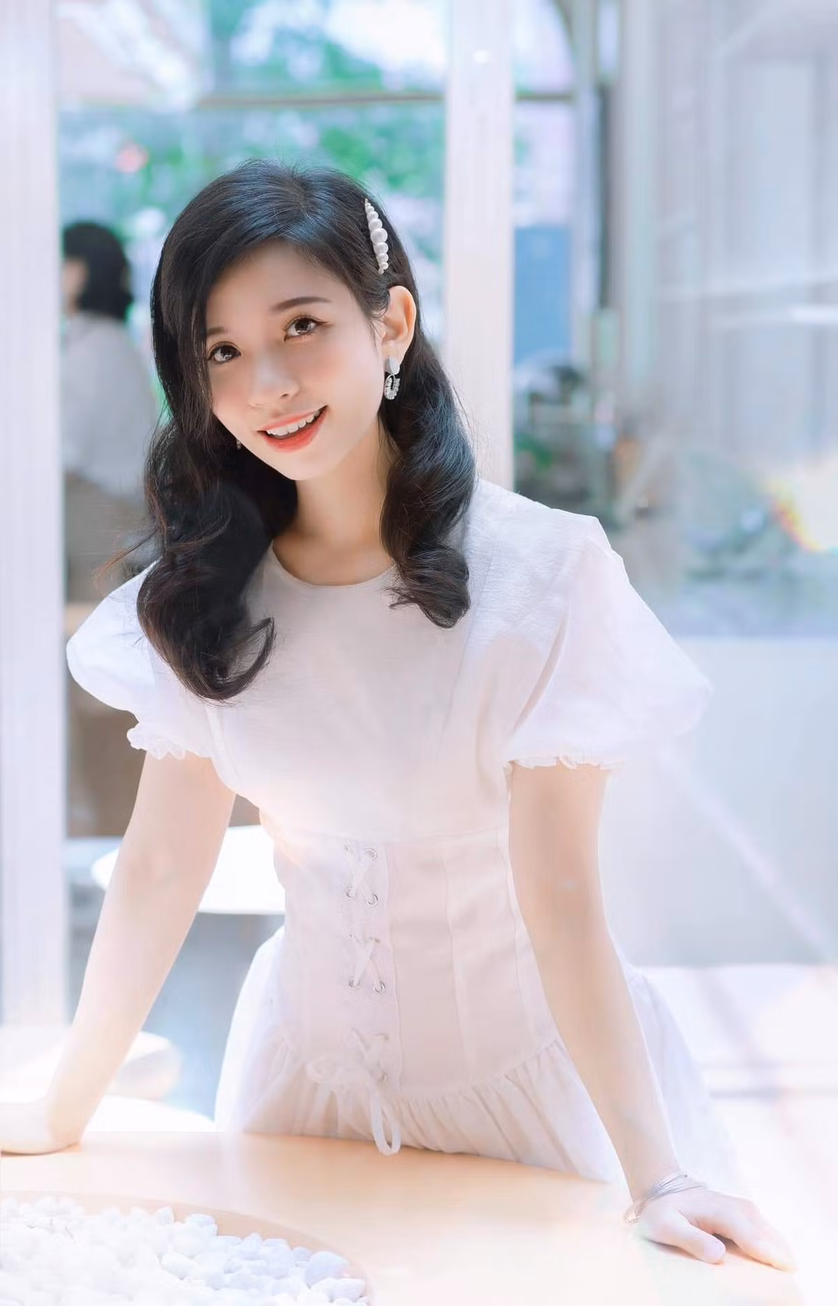 Với nàng Á hậu, Trung Thu không chỉ là đoàn viên mà còn là sự chia sẻ. Cô nàng cũng cho biết: “Khoảng gần 4 năm nay, mình tham gia hoạt động thiện nguyện đều đặn và quyên góp sách vở đồ dùng học tập cho các bé khó khăn ở vùng cao...