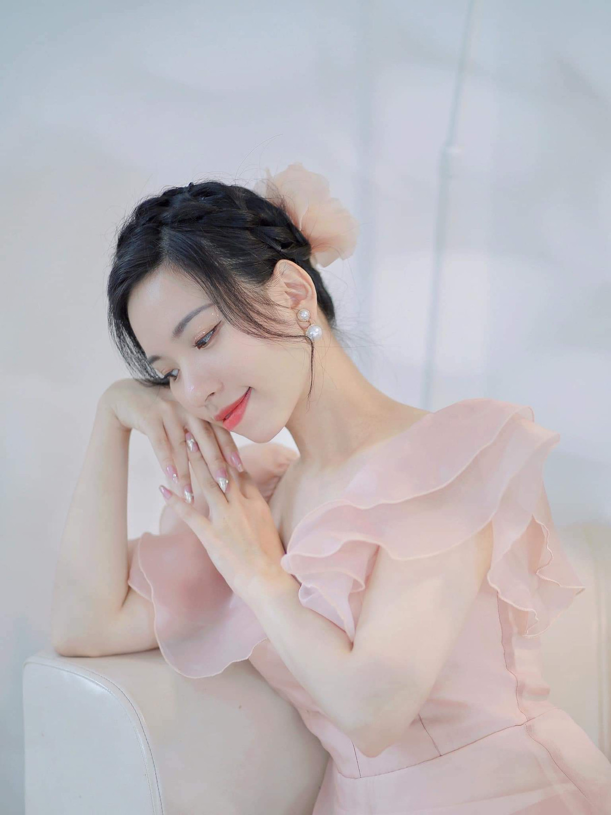 Sau khi tốt nghiệp trường ĐH Thương mại, Mivi Diễm Anh trở thành một chuyên viên truyền thông, hoạt động sôi nổi trong lĩnh vực marketing và nghệ thuật với vai trò người mẫu, KOL. Ngoài ra, cô nàng tích cực tham gia các hoạt động thiện nguyện hằng năm.