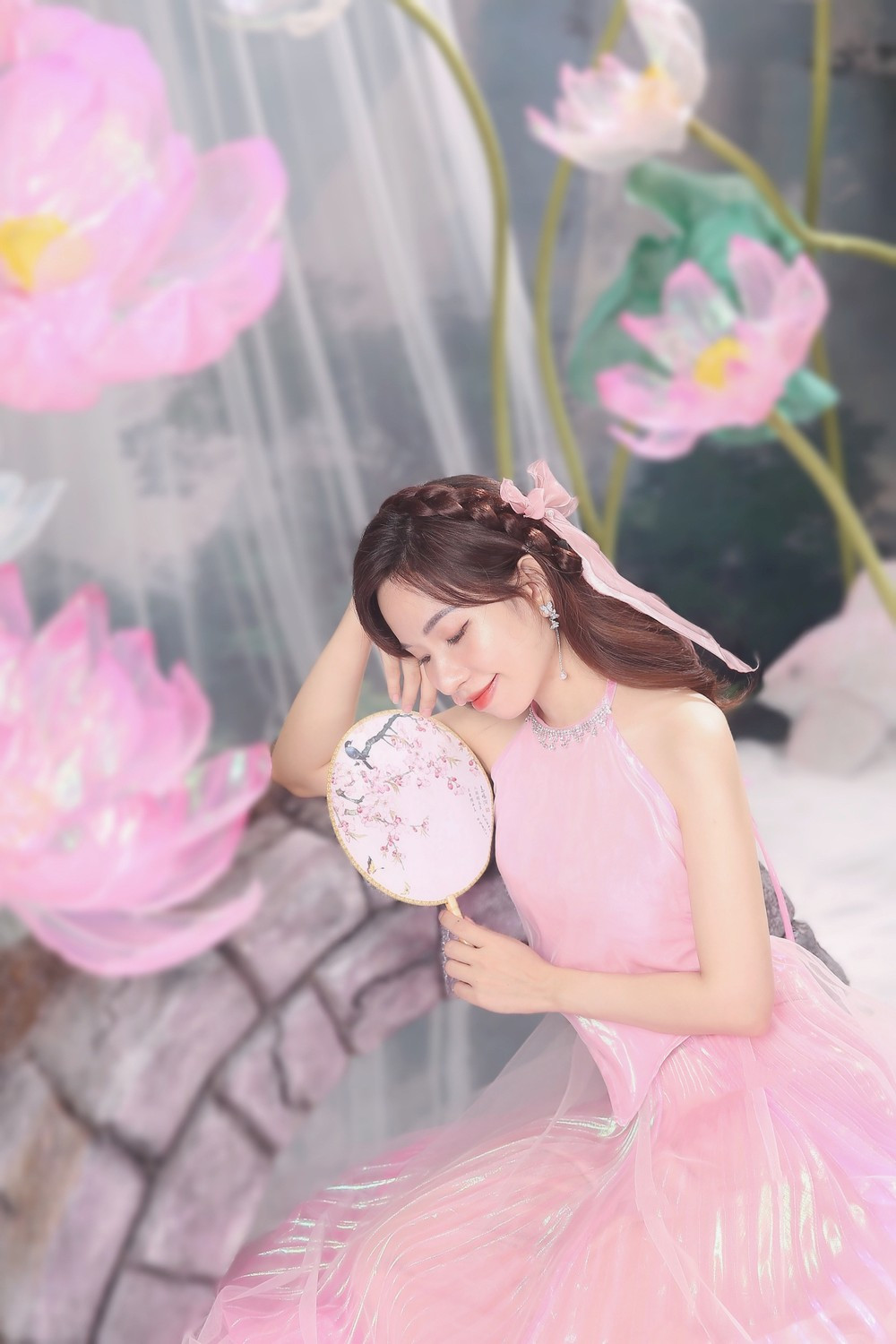 Mivi Diễm Anh chia sẻ: “Vào dịp Tết Trung Thu năm nay, mình dành thời gian thưởng thức bánh nướng bánh dẻo cùng gia đình trò chuyện trao đổi về nhiều điều trong cuộc sống. Như vậy thôi, Mivi cũng cảm thấy bình yên, hạnh phúc, hòa chung với không khí Tết đoàn viên của Trung Thu truyền thống”.